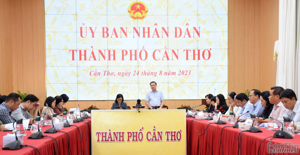 Quan tâm bồi dưỡng, tạo nguồn cán bộ nữ, trẻ Ông Dương Tấn Hiển, Phó Chủ tịch Thường trực UBND TP Cần Thơ, phát biểu tại hội nghị. Ảnh: X.Đ.