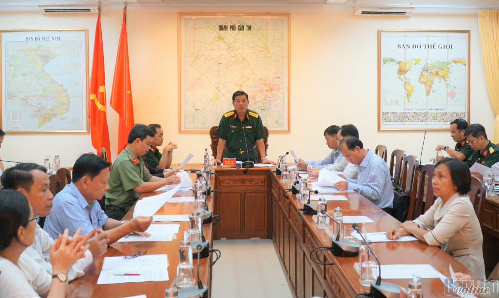 Đại tá Phạm Ngọc Quang, Chính ủy Bộ CHQS thành phố phát biểu tại hội nghị.