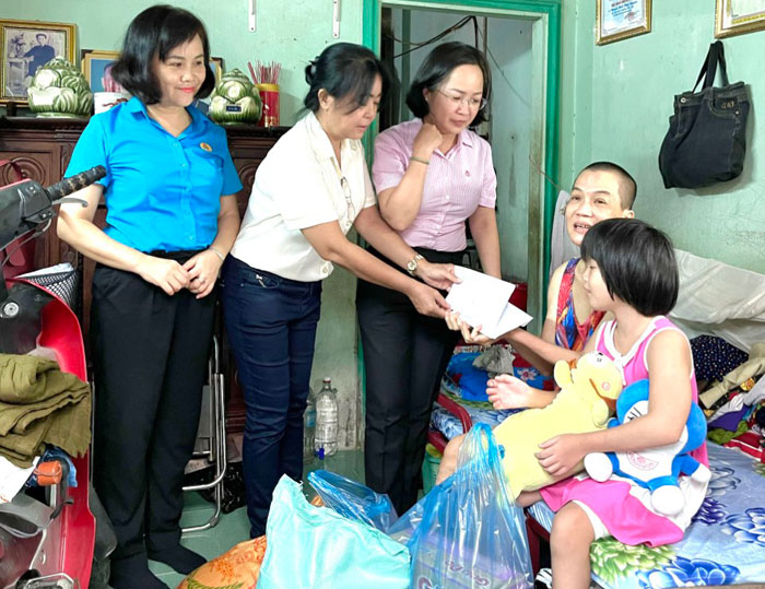 Cán bộ dân số san sẻ yêu thương