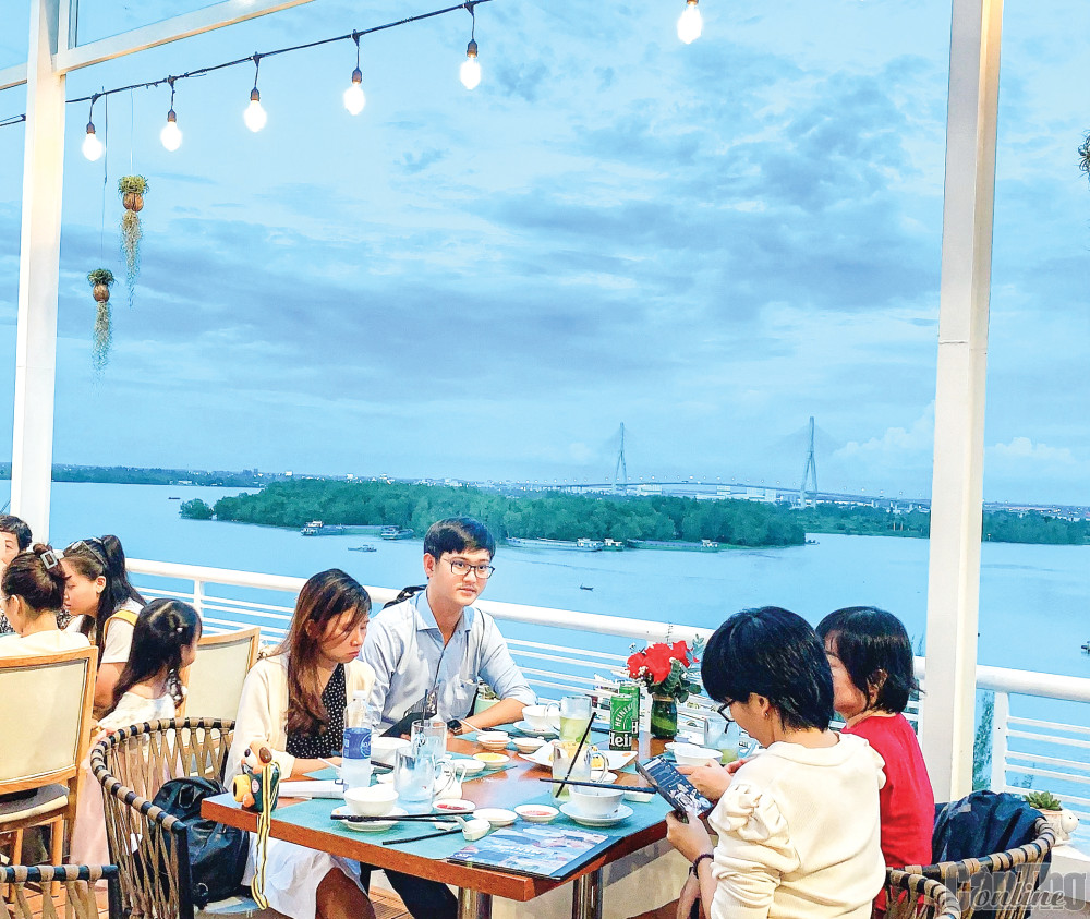 Du khách tại không gian Mekong River Lounge & Restaurant.