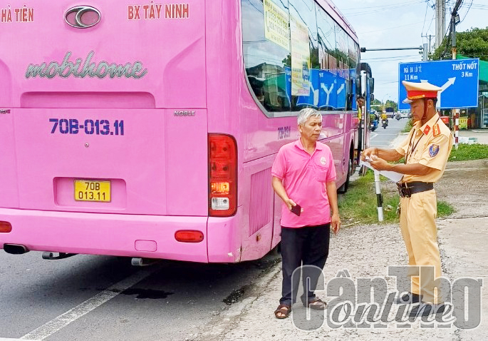 CSGT-TT Công an quận Thốt Nốt kiểm tra tải trọng ô tô kinh doanh vận tải hành khách, trên quốc lộ 91.