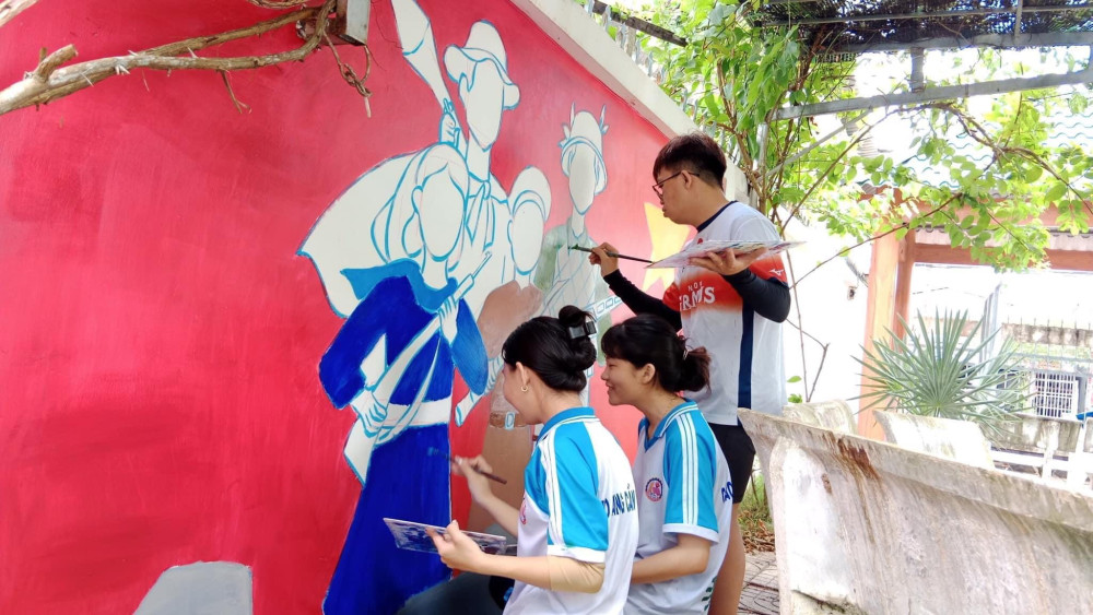 Tuổi trẻ Trường Cao đẳng Cần Thơ thực hiện công trình “Vì trường đẹp cho em” tại Trường THCS Lê Lợi, quận Ô Môn. Ảnh: CTV