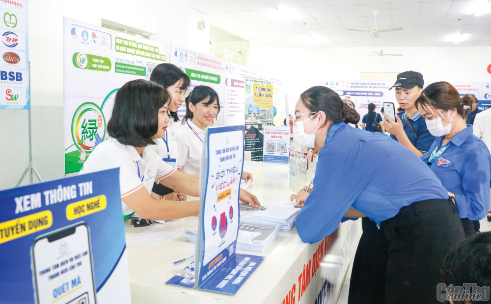 Chắp cánh ước mơ khởi nghiệp ĐVTN được tư vấn hướng nghiệp, giới thiệu chương trình thực tập sinh tại Ngày hội tư vấn, giới thiệu việc làm và khởi nghiệp đổi mới sáng tạo, do Thành đoàn - Hội LHTNVN TP Cần Thơ tổ chức.