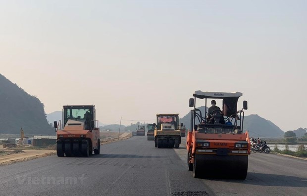 Nhà thầu thi công thảm nhựa bê tông mặt đường tại dự án Cao tốc Bắc-Nam. Ảnh: Việt Hùng-Vietnam+