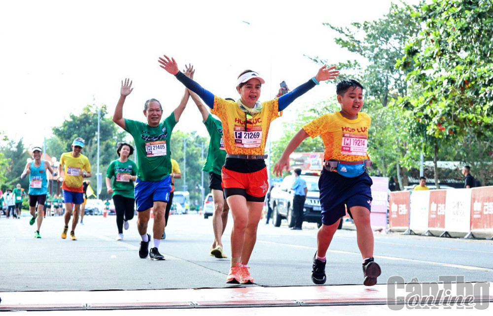 Các VĐV về đích tại Giải Marathon quốc tế Di sản Cần Thơ năm 2022.