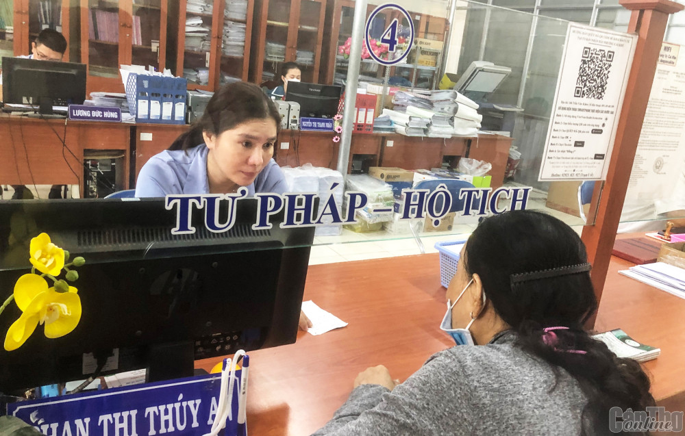 Công chức Bộ phận Một cửa UBND phường Cái Khế, quận Ninh Kiều giải quyết thủ tục cho người dân.
