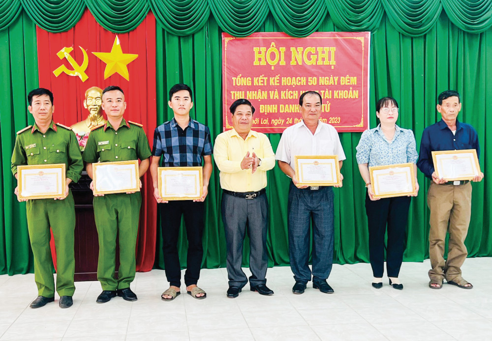 Chủ tịch UBND huyện Thới Lai biểu dương, khen thưởng các tập thể, cá nhân có thành tích trong thực hiện cao điểm “50 ngày, đêm đăng ký, kích hoạt TKĐDĐT”.