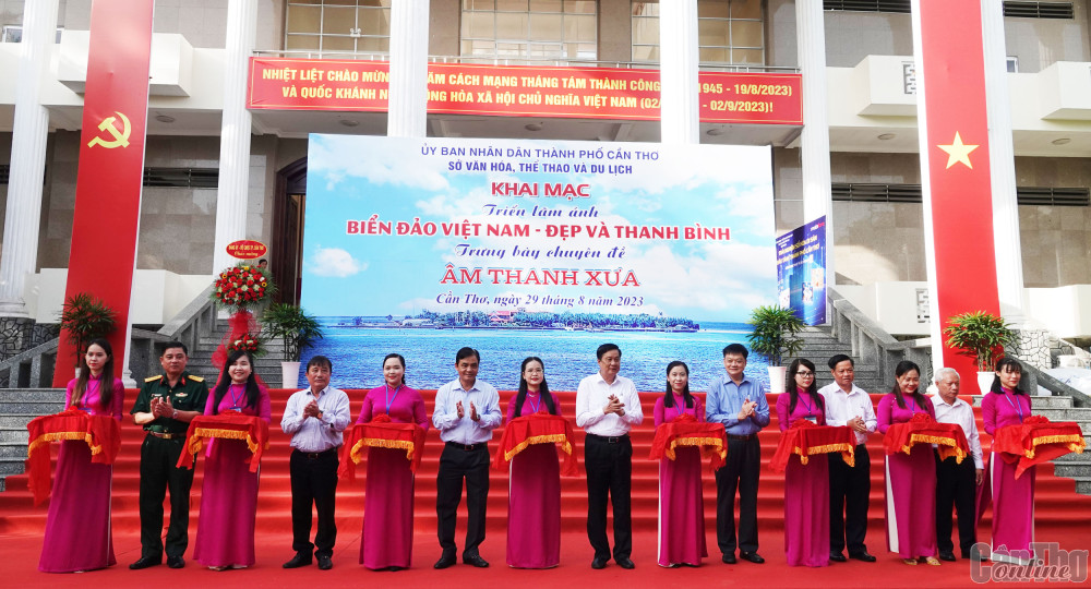 Các đại biểu cắt băng khai mạc triển lãm ảnh và trưng bày chuyên đề. Ảnh: DUY KHÔI