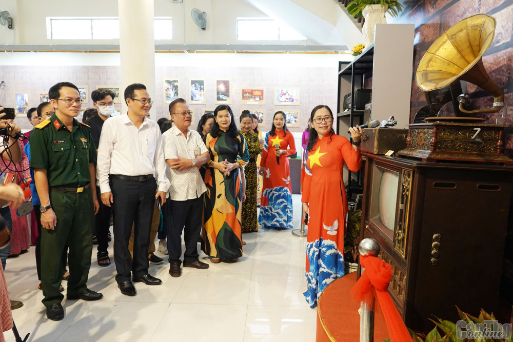 Các đại biểu tham quan chuyên đề "Âm thanh xưa". Ảnh: DUY KHÔI