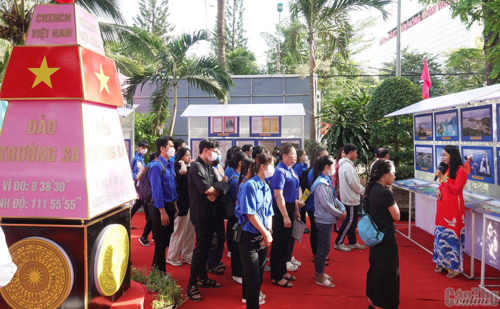 Học sinh tham quan triển lãm ảnh “Biển đảo Việt Nam - Đẹp và thanh bình”. Ảnh: DUY KHÔI