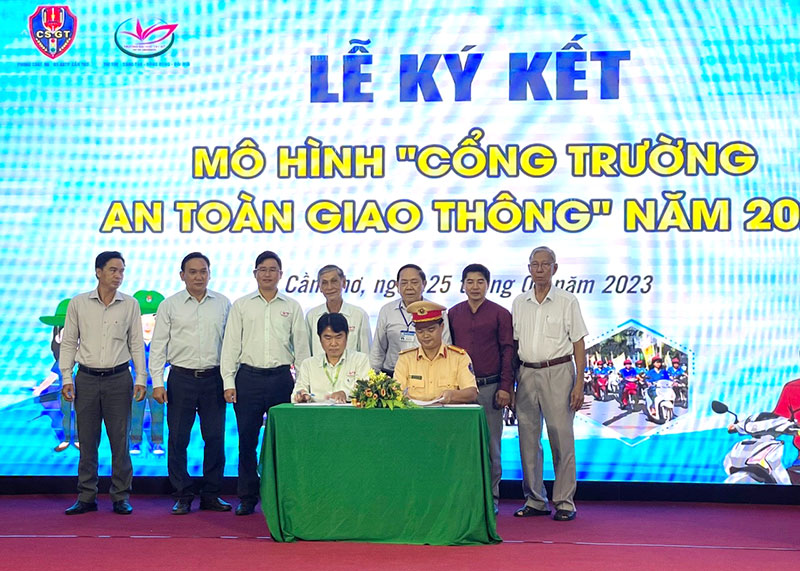 Ký kết phối hợp thực hiện mô hình “Cổng trường an toàn giao thông” năm 2023