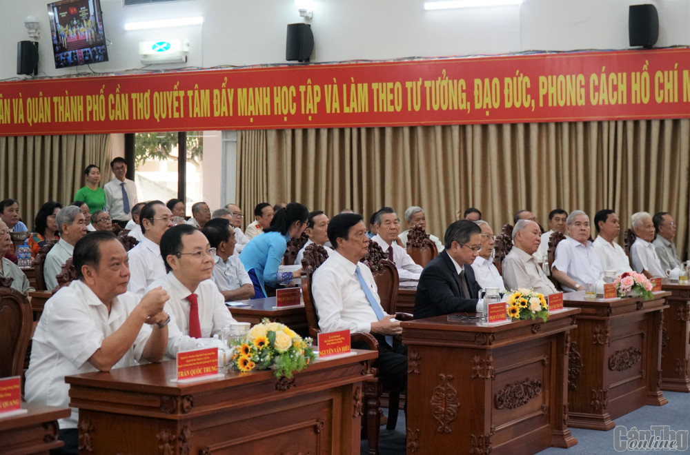 Các đại biểu dự họp mặt kỷ niệm 78 năm ngày Cách mạng Tháng Tám thành công và Quốc khánh 2-9. Ảnh: PHẠM TRUNG