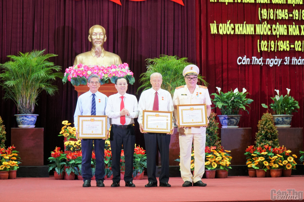 Đồng chí Nguyễn Văn Hiếu, Ủy viên dự khuyết Ban Chấp hành Trung ương Đảng, Bí thư Thành ủy trao Huy hiệu Đảng cho các đảng viên. Ảnh: PHẠM TRUNG