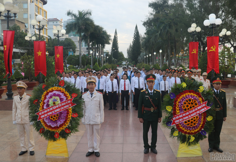 Các đại biểu viếng Tượng đài Chủ tịch Hồ Chí Minh tại bến Ninh Kiều. Ảnh: QUỐC THÁI