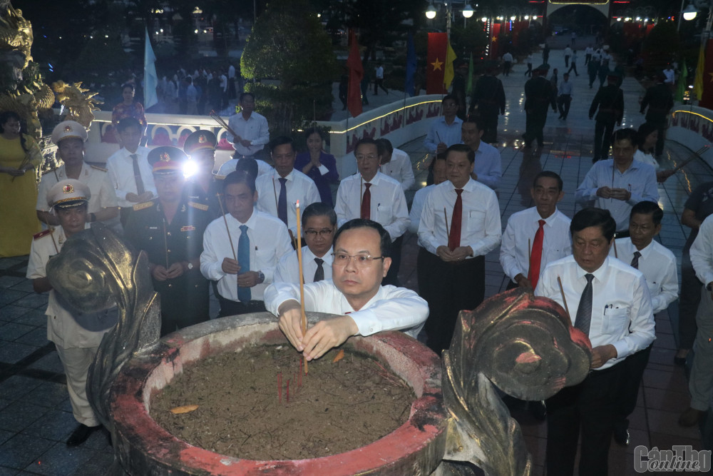 Lãnh đạo TP Cần Thơ thắp hương tưởng nhớ các anh hùng, liệt sĩ tại Nghĩa trang Liệt sĩ thành phố. Ảnh: QUỐC THÁI
