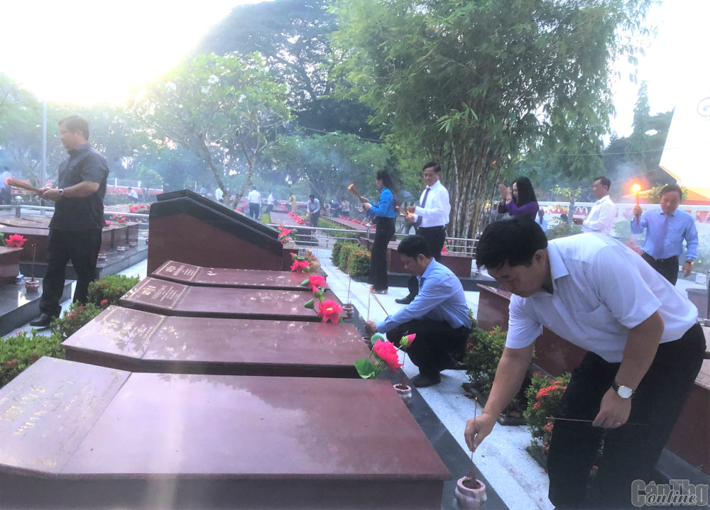 Các đại biểu thắp hương từng phần mộ tại Nghĩa trang Liệt sĩ TP Cần Thơ. Ảnh: QUỐC THÁI