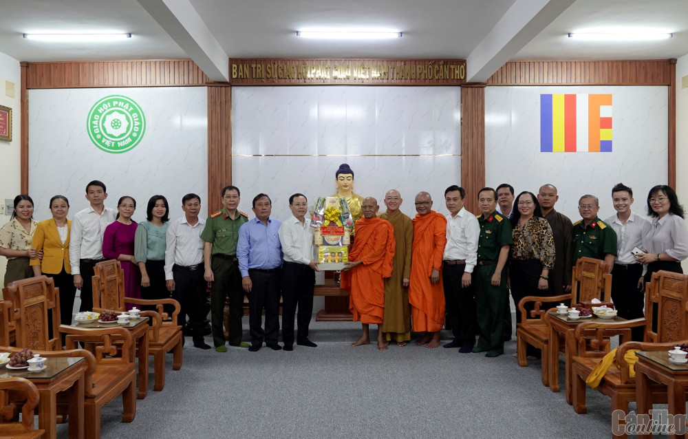 Đồng chí Nguyễn Văn Hiếu cùng thành viên trong đoàn chúc mừng và tặng quà tại Ban Trị sự Giáo hội Phật giáo Việt Nam TP Cần Thơ. Ảnh: NGỌC QUYÊN