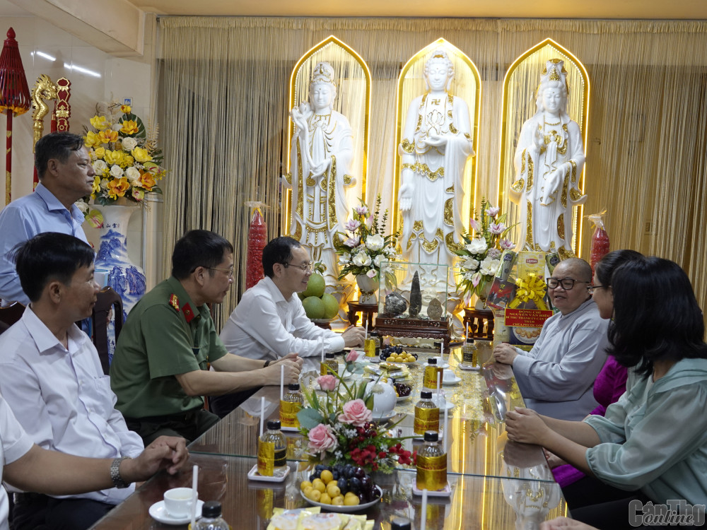 Đồng chí Nguyễn Văn Hiếu phát biểu chúc mừng tại chùa Phước Long. Ảnh: NGỌC QUYÊN