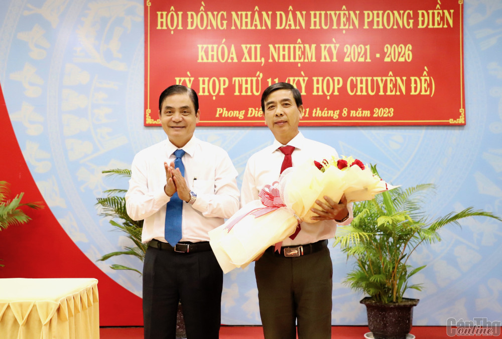 Đồng chí Nguyễn Xuân Hải (bên trái) tặng hoa chúc mừng đồng chí Bùi Công Tạo.