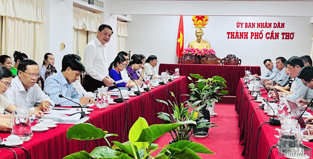 Phó Chủ tịch Thường trực UBND TP Cần Thơ Dương Tấn Hiển phát biểu tại buổi làm việc. Ảnh: MINH HUYỀN