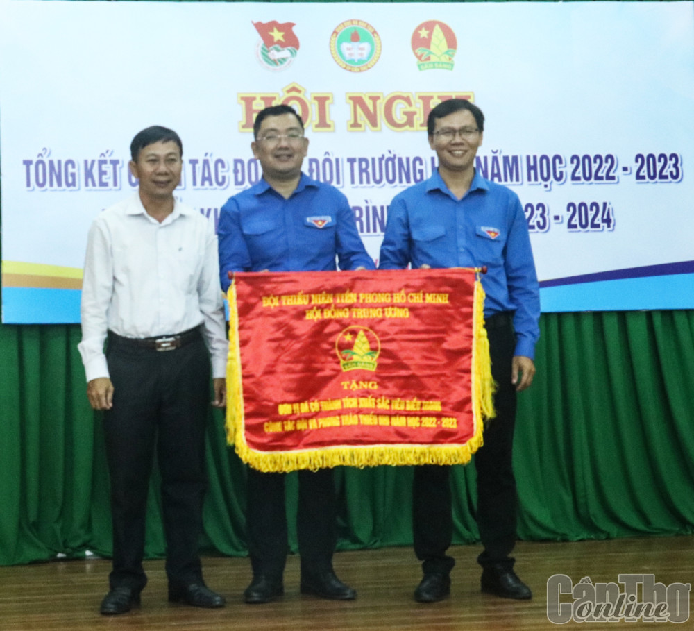 Ông Tống Văn Nhịn, Phó Chủ tịch Thường trực Ủy ban MTTQVN TP Cần Thơ trao Cờ đơn vị có thành tích xuất sắc tiêu biểu trong công tác Đội và phong trào thiếu nhi năm học 2022-2023 cho HĐĐ thành phố, do HĐĐ Trung ương tặng.