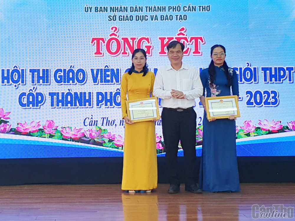 Ông Nguyễn Phúc Tăng, Phó Giám đốc Sở Giáo dục và Đào tạo TP Cần Thơ, trao giải Nhất đến 2 nhà giáo.