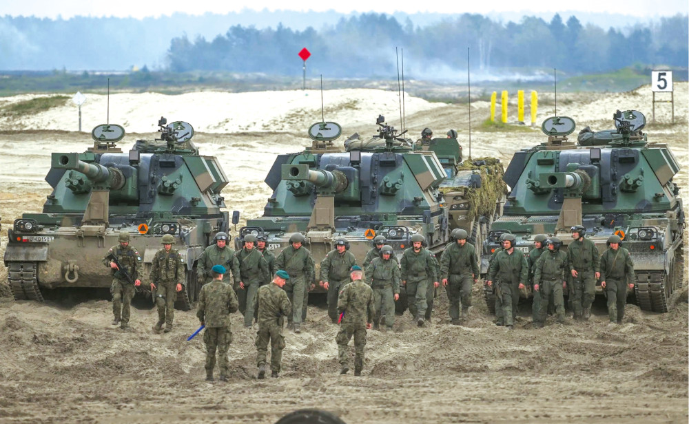 Quân đội Ba Lan tại sân tập Nowa Deba. Ảnh: Getty Images