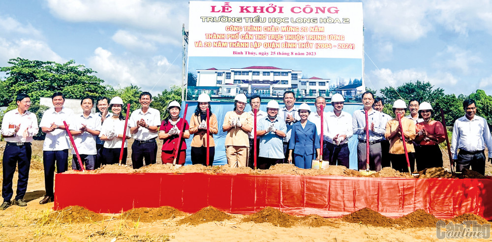 Thường trực Quận ủy, UBND quận Bình Thủy thực hiện nghi thức khởi công Trường Tiểu học Long Hòa 2.
