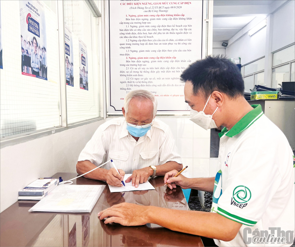 Cán bộ Điện lực Ninh Kiều hướng dẫn khách hàng thực hiện các thủ tục, giao dịch về điện...