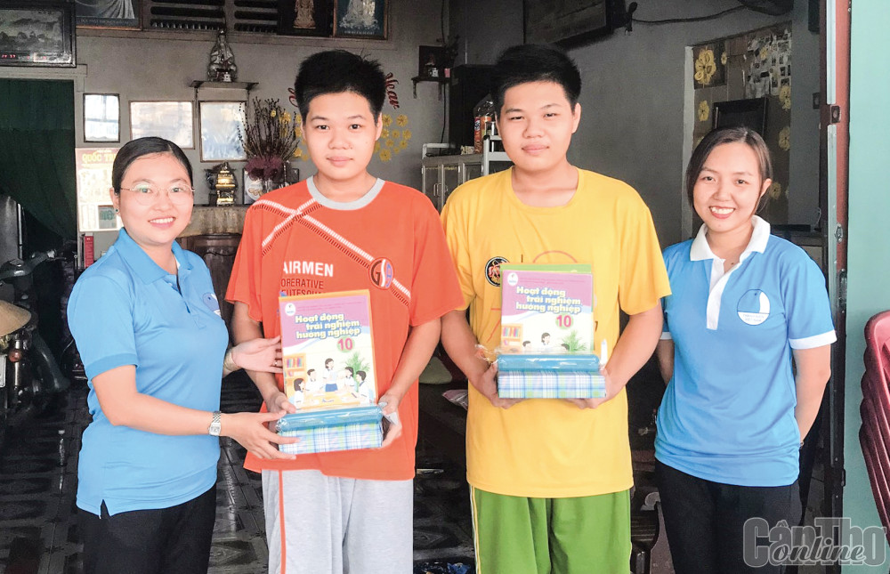 Đại diện Đoàn phường Thốt Nốt tặng quà các học sinh vượt khó, học tốt.