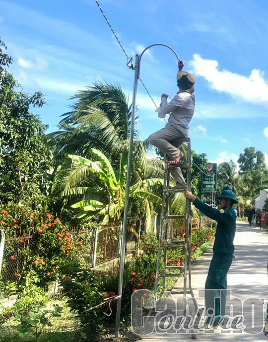 Người dân phấn khởi khi tuyến đường được lắp đặt hệ thống đèn chiếu sáng.