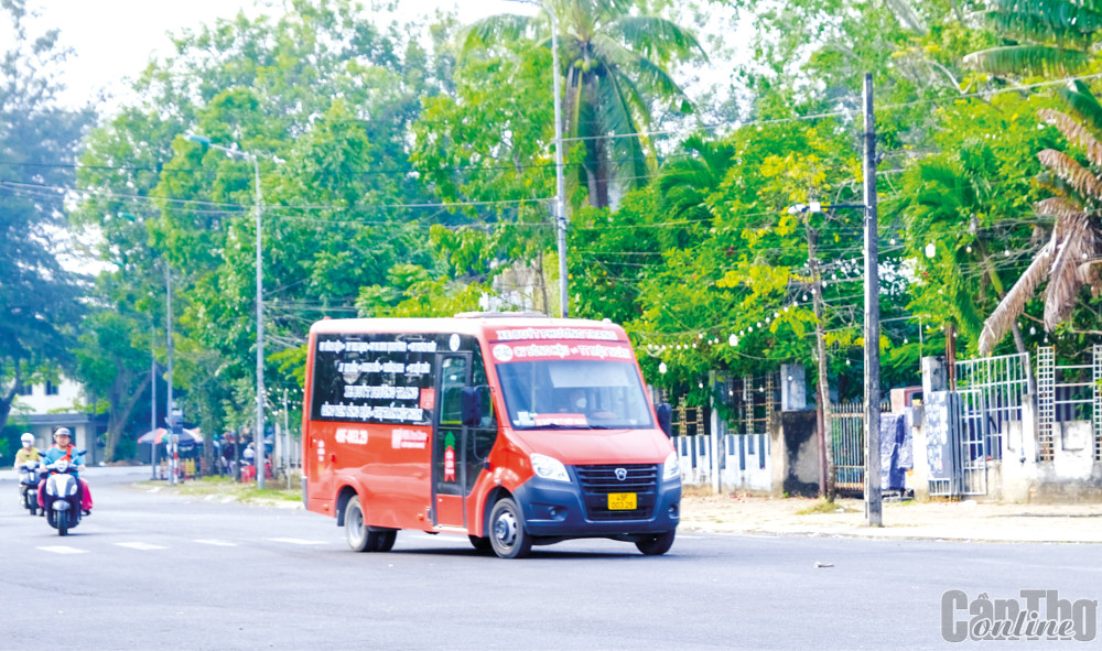 Hoạt động xe buýt tuyến (CT-02) công viên Sông Hậu - thị trấn Phong Ðiền.