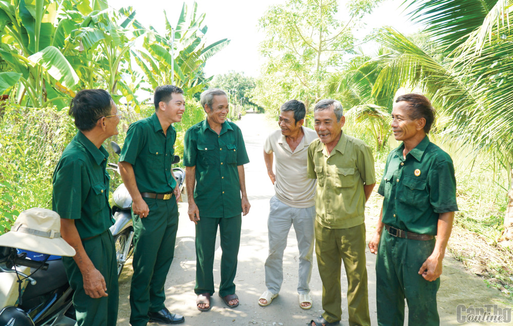 Anh Lê Đức Trọng (thứ hai, từ trái sang), Chủ tịch Hội CCB xã Thới Hưng, huyện Cờ Đỏ, trao đổi các CCB ở ấp 4 về mô hình “Tuyến đường sáng - xanh - sạch - đẹp” vừa thực hiện ở ấp.