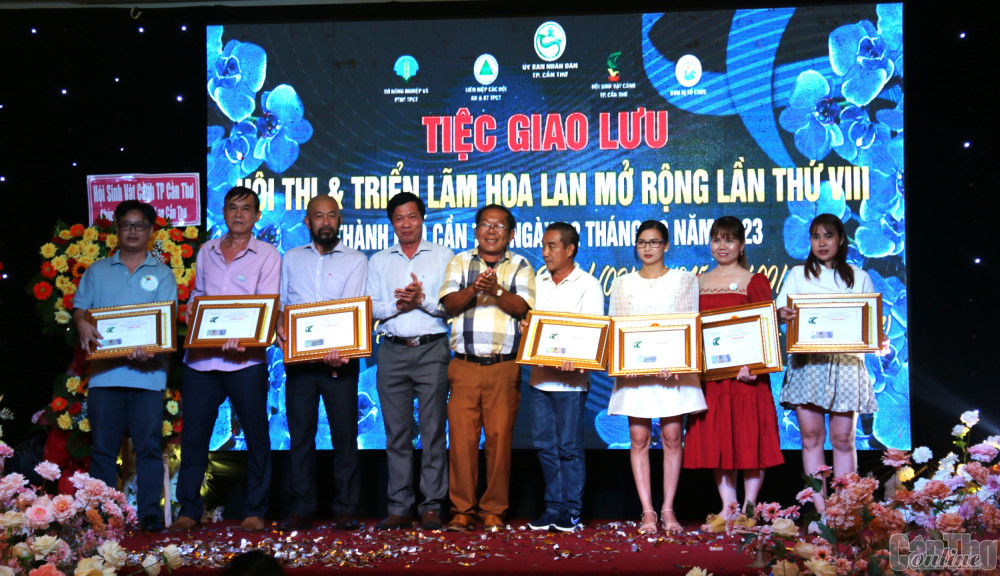 Đại diện Ban tổ chức trao giải cho các nghệ nhân có tác phẩm đạt giải.