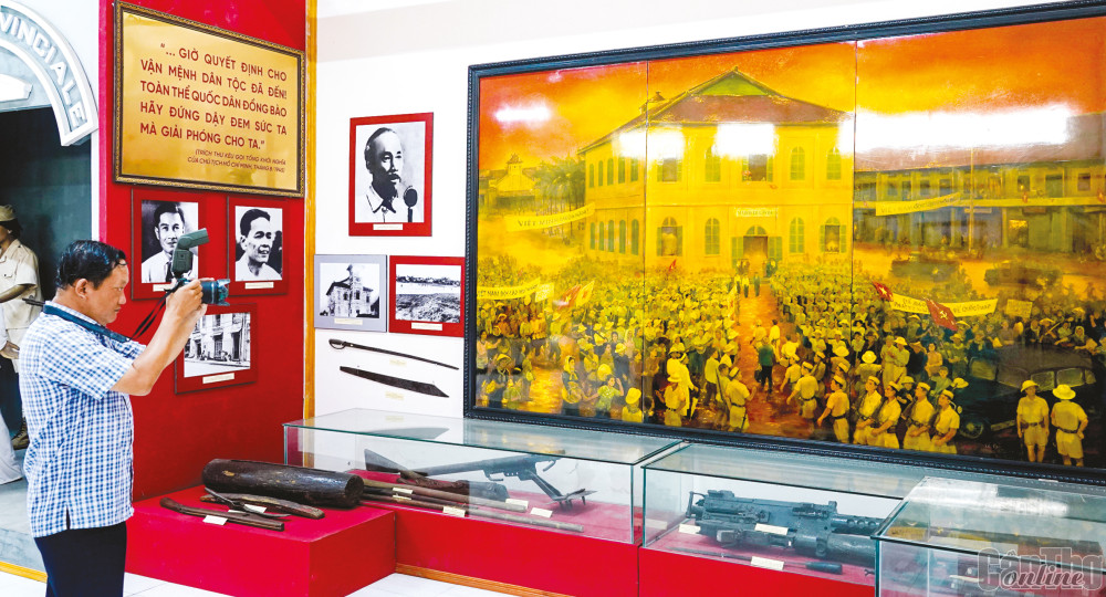 Bảo tàng TP Cần Thơ có không gian trưng bày nhiều hình ảnh, hiện vật liên quan đến Cách mạng Tháng 8 năm 1945 tại Cần Thơ.