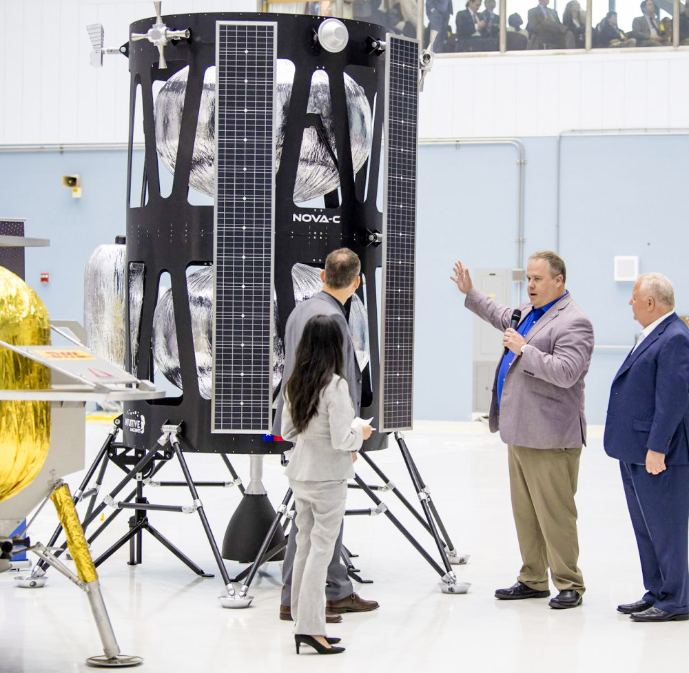 Chạy đua vào vũ trụ NASA đang hợp tác với các công ty tư nhân phát triển thiết bị đổ bộ Mặt trăng. Ảnh: AFP