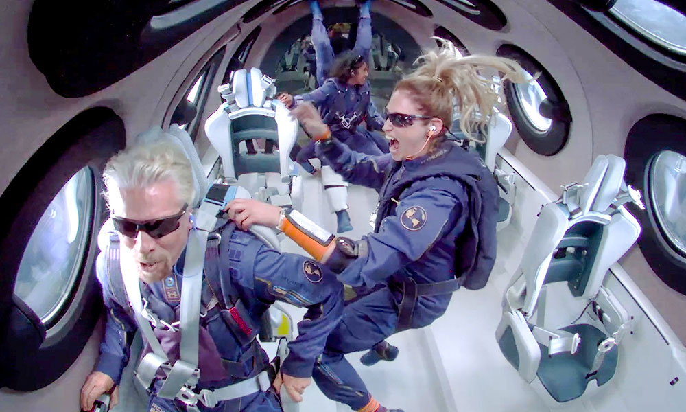 Tỉ phú Richard Branson và các hành khách bay vào rìa vũ trụ trên chuyến bay của công ty Virgin Galactic hồi tháng 7-2021. Ảnh: Reuters