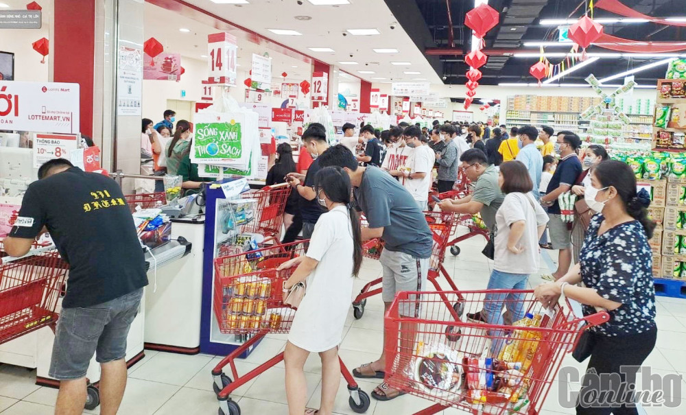 Hoạt động kinh doanh tại siêu thị LOTTE Mart Cần Thơ trong những ngày nghỉ Lễ Quốc khánh 2-9.