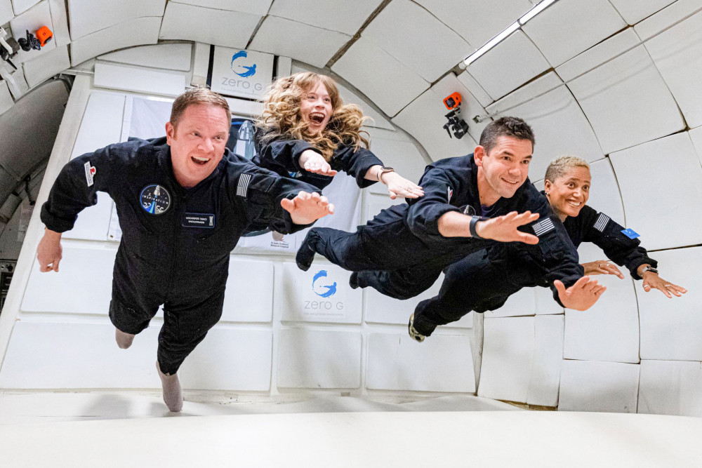 Các hành khách của SpaceX tập luyện cho chuyến bay vào quỹ đạo. Ảnh: Reuters