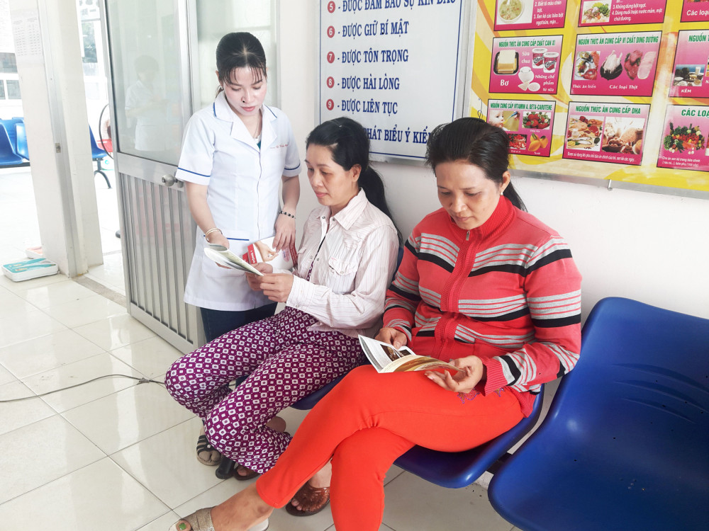 Bà Lê Thị Nguyệt, Trưởng trạm y tế phường Bùi Hữu Nghĩa, tuyên truyền cho chị em về chăm sóc sức khỏe sinh sản. Ảnh: CTV