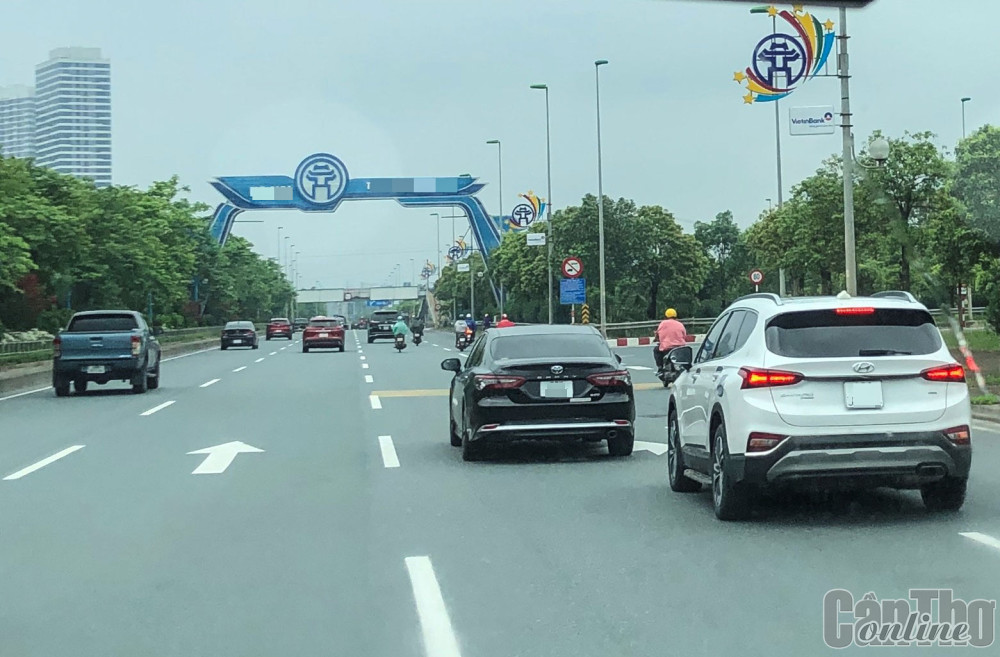 Khi tham gia giao thông, người điều khiển phương tiện cần chú ý quan sát, bình tĩnh xử lý tình huống để đảm bảo an toàn.