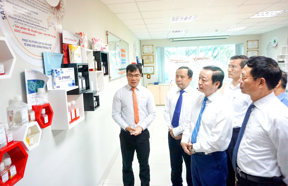 Cần cơ chế, chính sách để hai Đại học Quốc gia phát triển xứng tầm Phó Thủ tướng Trần Hồng Hà tham quan Viện Nghiên cứu tế bào gốc, Trường Đại học Khoa học tự nhiên, Đại học Quốc gia Thành phố Hồ Chí Minh. Ảnh: THU HOÀI - TTXVN