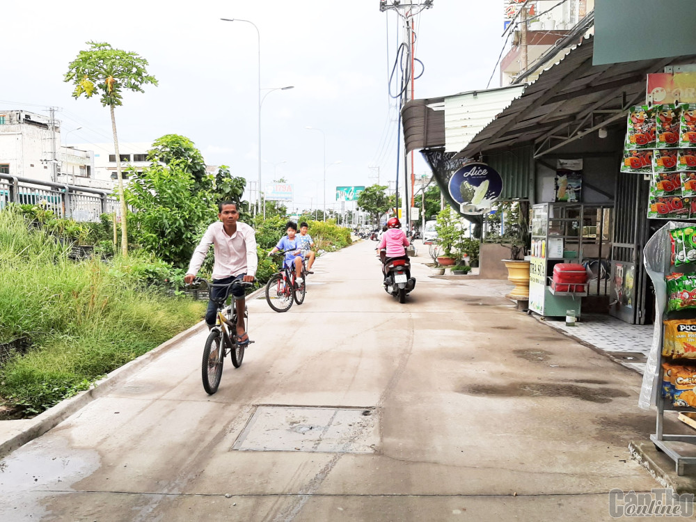 Hẻm 158 được nâng cấp khang trang giúp người dân lưu thông an toàn. Ảnh: NGỌC QUYÊN