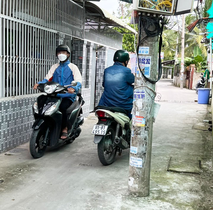 Sớm di dời các trụ điện không đảm bảo an toàn giao thông Trụ điện hẻm 68 cản trở giao thông và nguy cơ tiềm ẩn tai nạn giao thông.