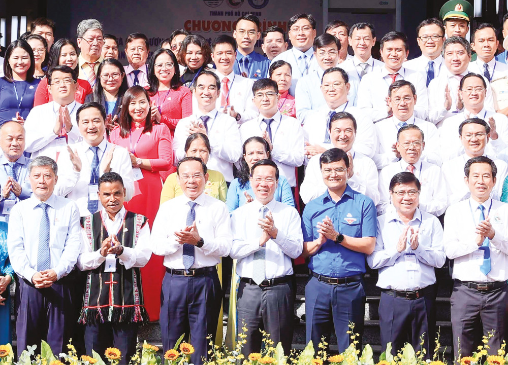 Chủ tịch nước Võ Văn Thưởng gặp gỡ các thế hệ chiến sĩ tình nguyện Thành phố Hồ Chí Minh Chủ tịch nước Võ Văn Thưởng với các đại biểu. Ảnh: THỐNG NHẤT – TTXVN