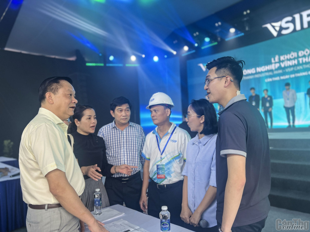 Đồng chí Dương Tấn Hiển trao đổi với các sở, ban, ngành và nhà đầu tư VSIP về công tác chuẩn bị cho lễ khởi động.