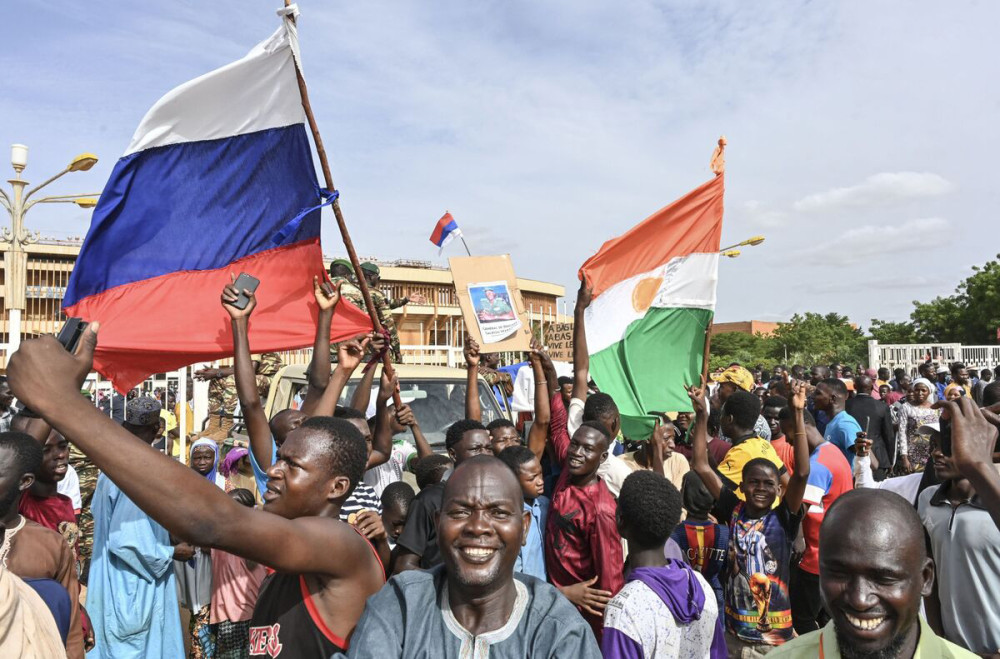 Người biểu tình ủng hộ đảo chính ở Niger. Ảnh: AFP