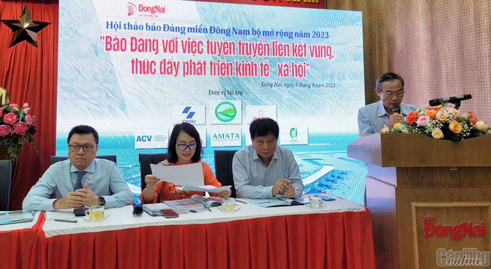 Đồng chí Nguyễn Thanh Tuấn, Phó Tổng biên tập Báo Cần Thơ, trình bày tham luận tại hội thảo.