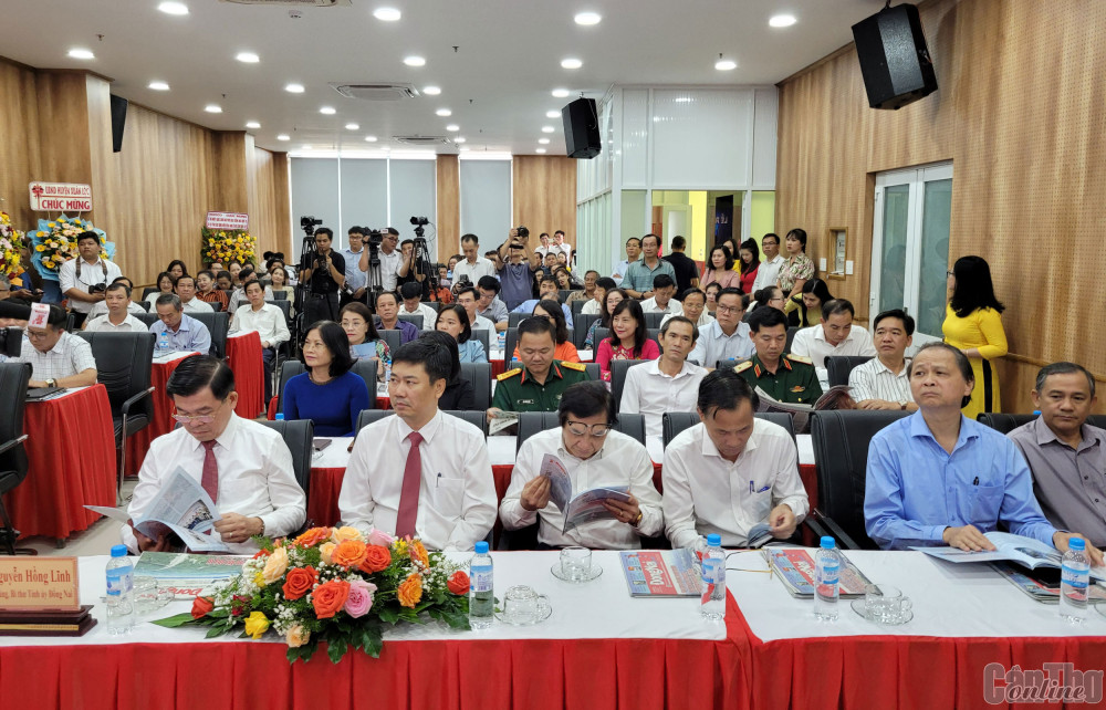 Đại biểu tham dự hội thảo.