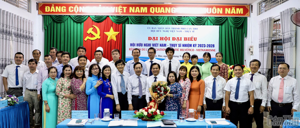 Các đại biểu chụp ảnh lưu niệm cùng Ban Chấp hành HHN Việt Nam - Thụy Sĩ TP Cần Thơ nhiệm kỳ 2023-2028.